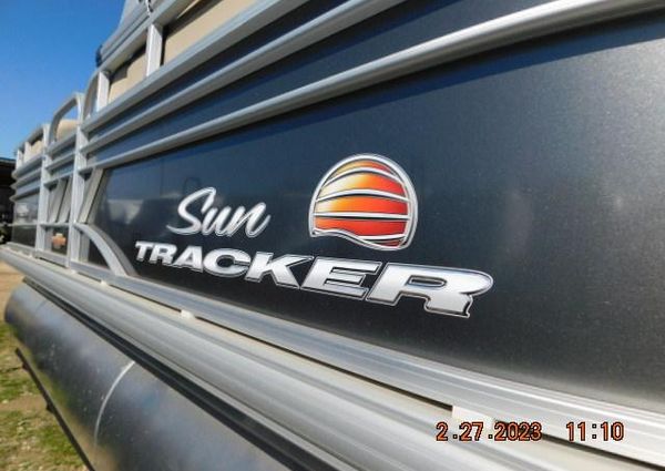 Sun Tracker Party Barge 20 DLX image