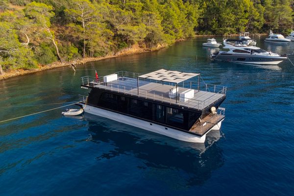 Custom Luxurious Home Catamaran - main image