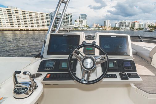 Sea Ray 650 Fly image