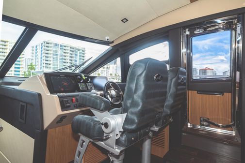 Sea Ray 650 Fly image