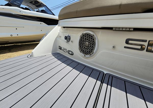 Sea Ray 250 SLX image