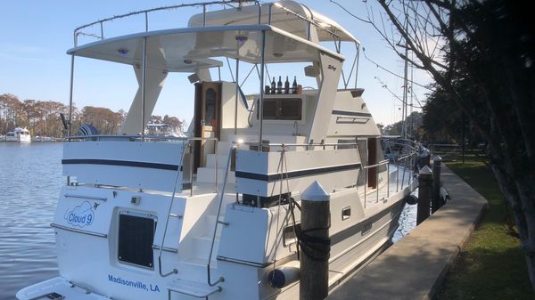 Heritage East Sundeck Trawler Single Engine