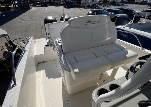 Boston Whaler 270 Dauntless image