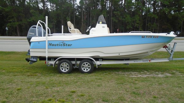 NauticStar 211 Hybrid
