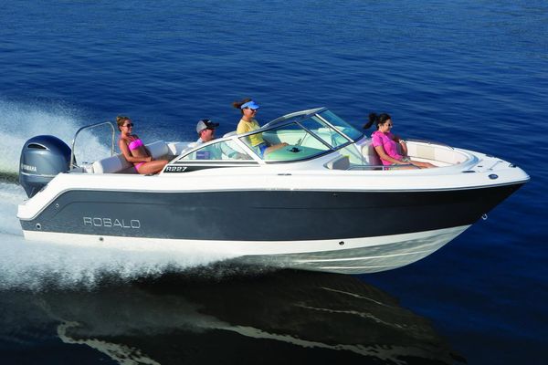 Robalo R227 Dual Console - main image