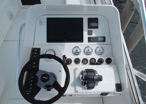 Contender 35-EXPRESS-SIDE-CONSOLE image