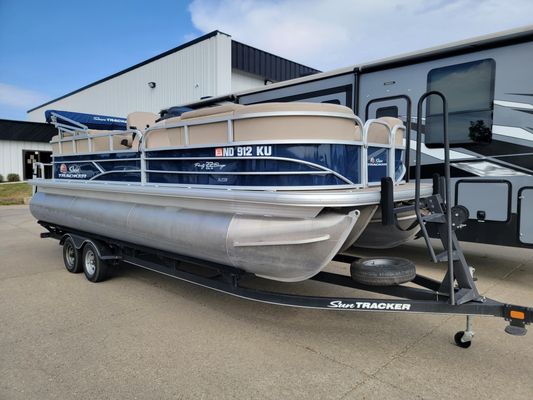 Sun Tracker Party Barge 22 XP3 - main image