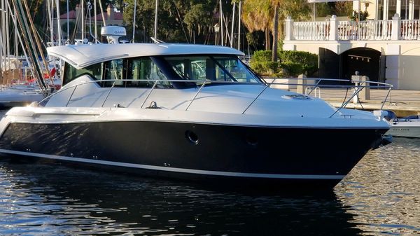 Tiara Yachts C39 Coupe 