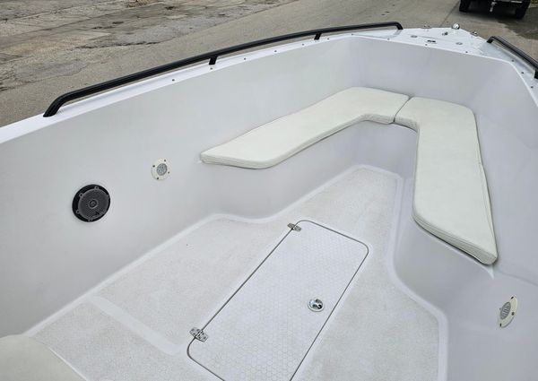 Concept 27-CENTER-CONSOLE-WITH-TRAILER image