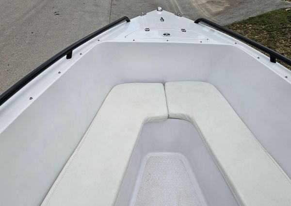 Concept 27-CENTER-CONSOLE-WITH-TRAILER image