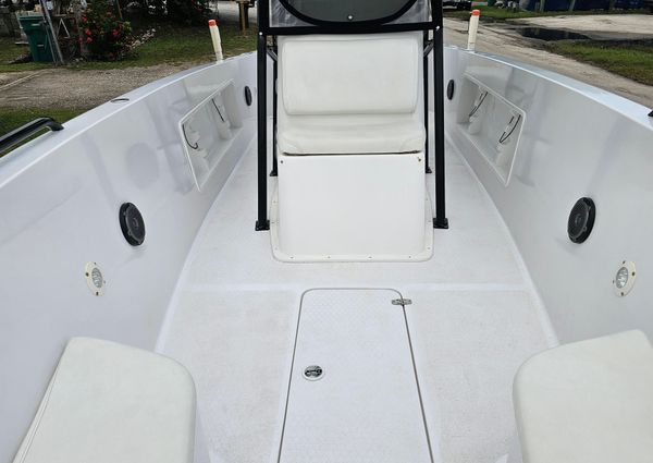 Concept 27-CENTER-CONSOLE-WITH-TRAILER image