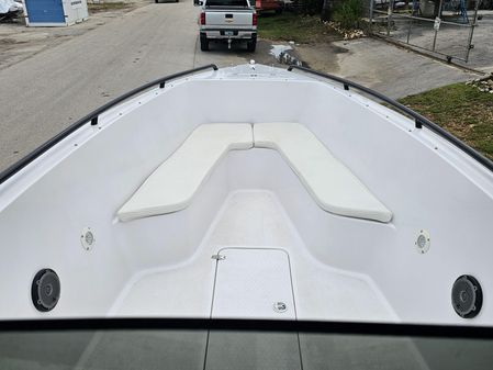 Concept 27-CENTER-CONSOLE-WITH-TRAILER image