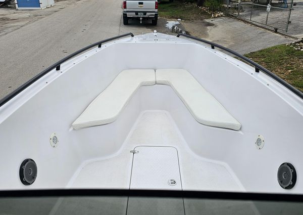 Concept 27-CENTER-CONSOLE-WITH-TRAILER image