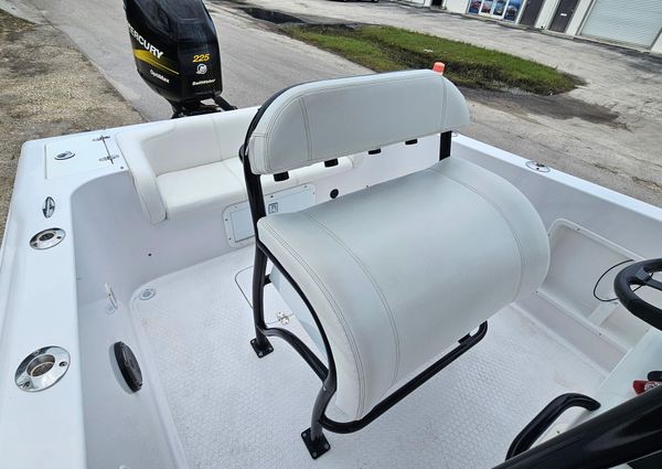 Concept 27-CENTER-CONSOLE-WITH-TRAILER image