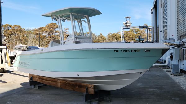 Robalo R242 Center Console
