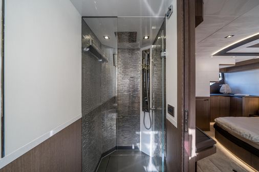 Galeon 640 Fly image