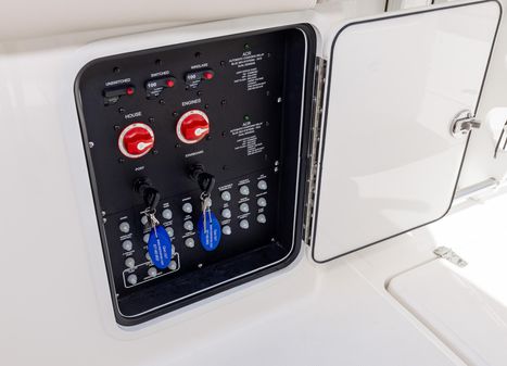 Boston-whaler 330-OUTRAGE image