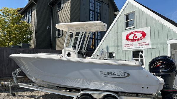 Robalo R230 Center Console 