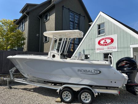 Robalo R230-CENTER-CONSOLE image