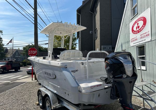 Robalo R230-CENTER-CONSOLE image