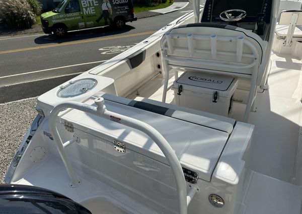 Robalo R230-CENTER-CONSOLE image