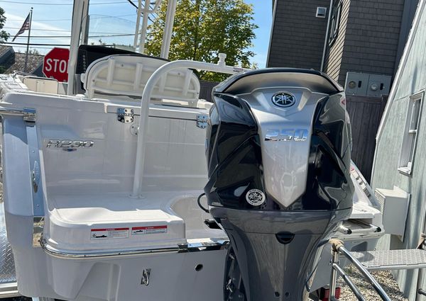 Robalo R230-CENTER-CONSOLE image