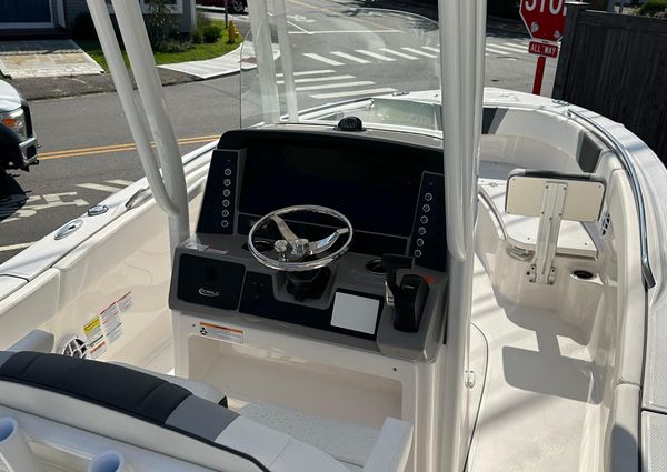 Robalo R230-CENTER-CONSOLE image