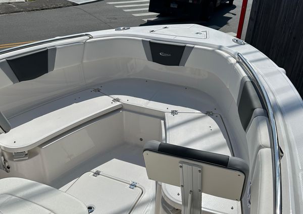 Robalo R230-CENTER-CONSOLE image