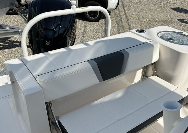 Robalo R230-CENTER-CONSOLE image