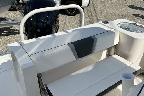 Robalo R230-CENTER-CONSOLE image