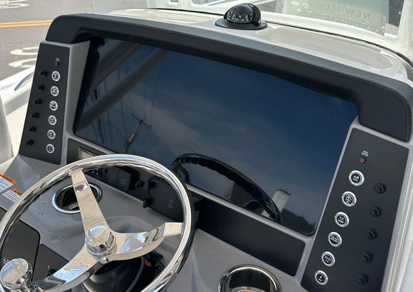 Robalo R230-CENTER-CONSOLE image