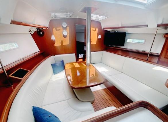 Beneteau 373 image