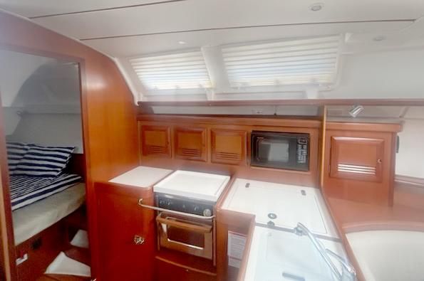 Beneteau 373 image