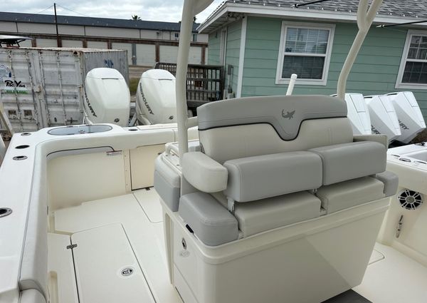 Mako 334 Center Console image