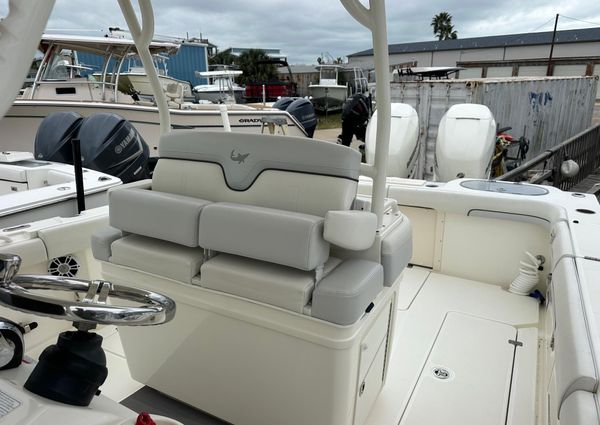 Mako 334 Center Console image