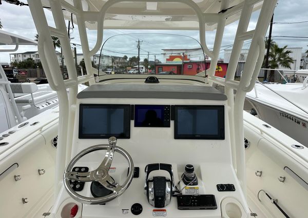 Mako 334 Center Console image