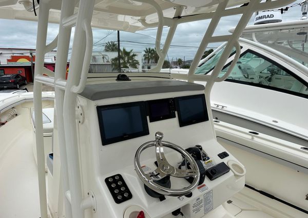 Mako 334 Center Console image