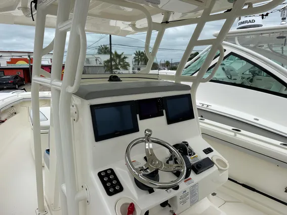 Mako 334 Center Console image