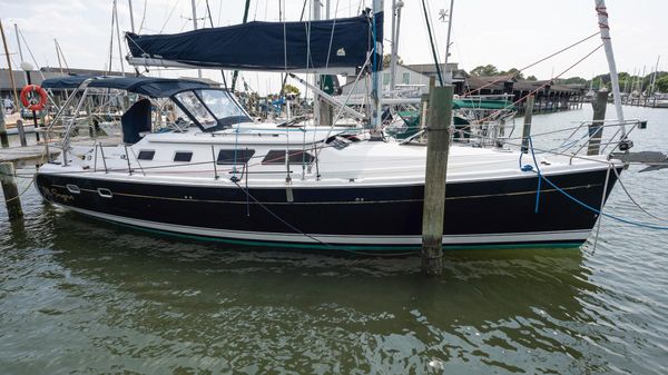 Hunter 41 Deck Salon 