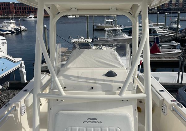 Cobia 220-CENTER-CONSOLE image