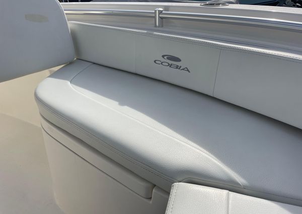 Cobia 220-CENTER-CONSOLE image