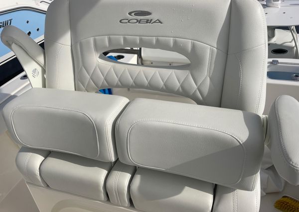 Cobia 220-CENTER-CONSOLE image