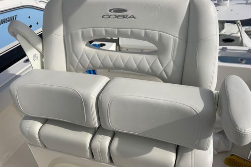 Cobia 220-CENTER-CONSOLE image