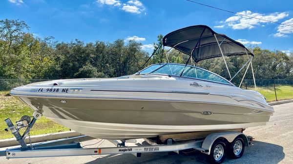 Sea Ray 220 Sundeck