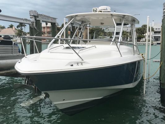 Boston-whaler 320-OUTRAGE-CUDDY-CABIN - main image