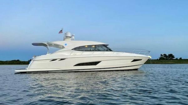 Riviera 5400 Sport Yacht 