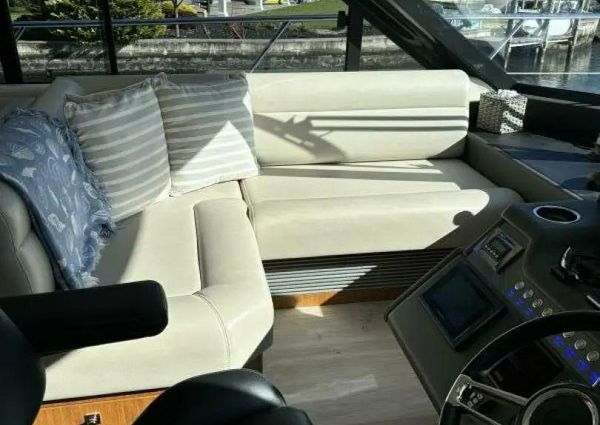 Riviera 5400 Sport Yacht image