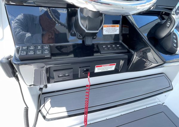 Everglades 315-CENTER-CONSOLE image