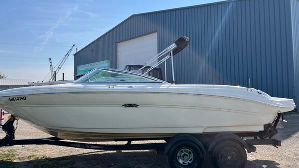 Sea Ray 220 Bow Rider 