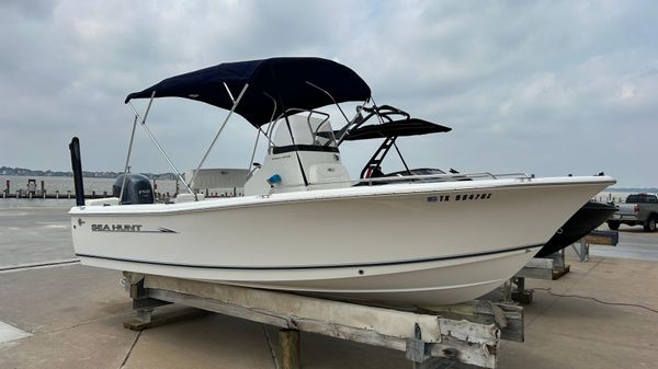 Sea Hunt Triton 202 